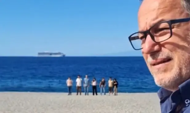 Sulla spiaggia di Lazzaro la performance di Adrian Paci sancisce l’alleanza tra le Accademie di Belle Arti di Catanzaro e Reggio