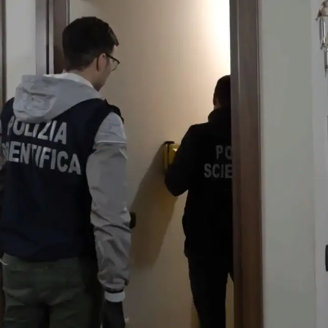 Due neonati morti trovati in un armadio a Reggio, arrestata la giovane mamma: è accusata di averli uccisi