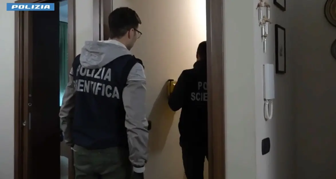 Due neonati morti trovati in un armadio a Reggio, arrestata la giovane mamma: è accusata di averli uccisi