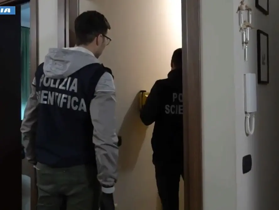 Due neonati morti trovati in un armadio a Reggio, arrestata la giovane mamma: è accusata di averli uccisi