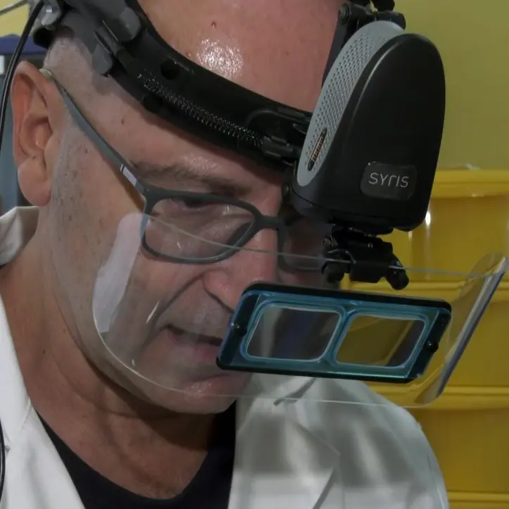 Gambe sempre più belle e in salute grazie a un nuovo casco a infrarossi\u00A0per il trattamento dei reticoli venosi\u00A0\n