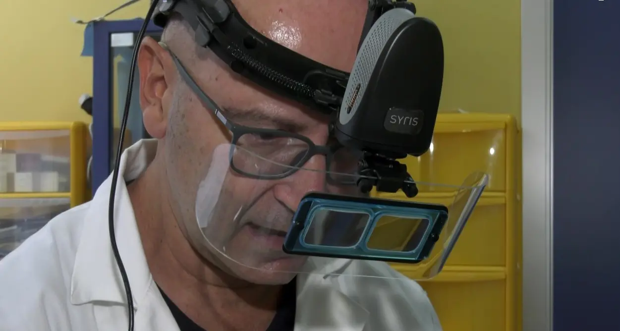 Gambe sempre più belle e in salute grazie a un nuovo casco a infrarossi\u00A0per il trattamento dei reticoli venosi\u00A0\n