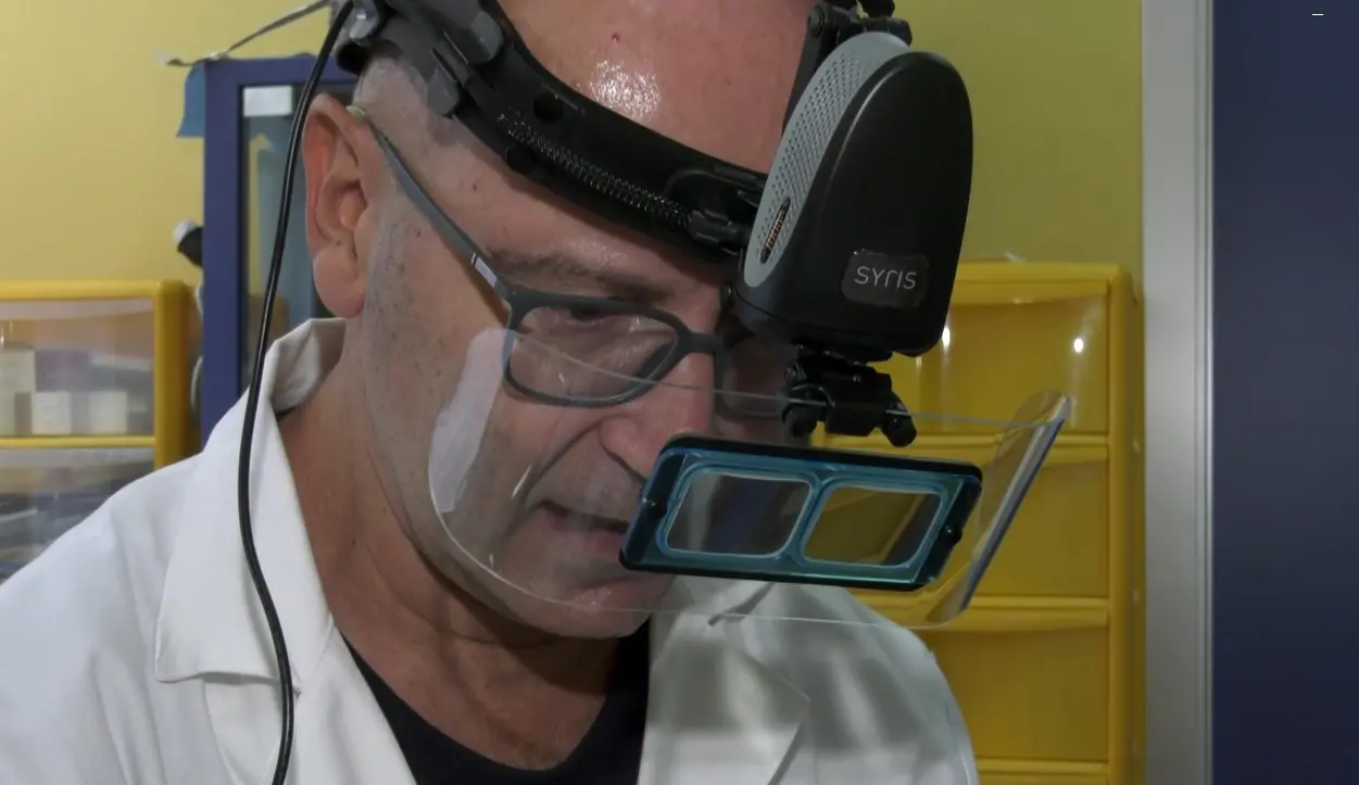 Gambe sempre più belle e in salute grazie a un nuovo casco a infrarossi\u00A0per il trattamento dei reticoli venosi\u00A0\n
