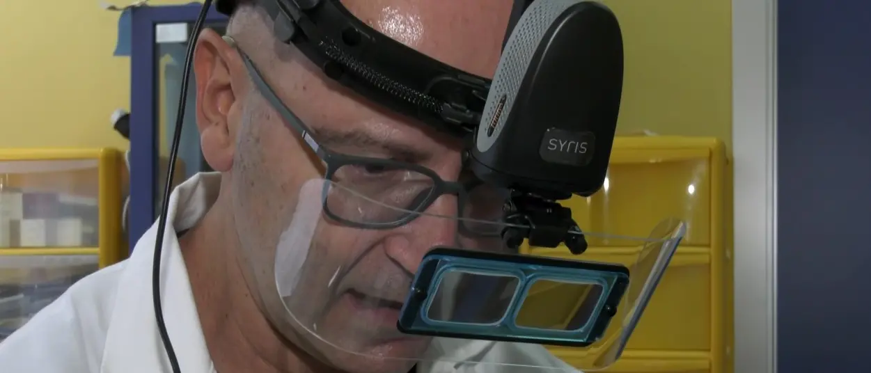 Gambe sempre più belle e in salute grazie a un nuovo casco a infrarossi\u00A0per il trattamento dei reticoli venosi\u00A0\n