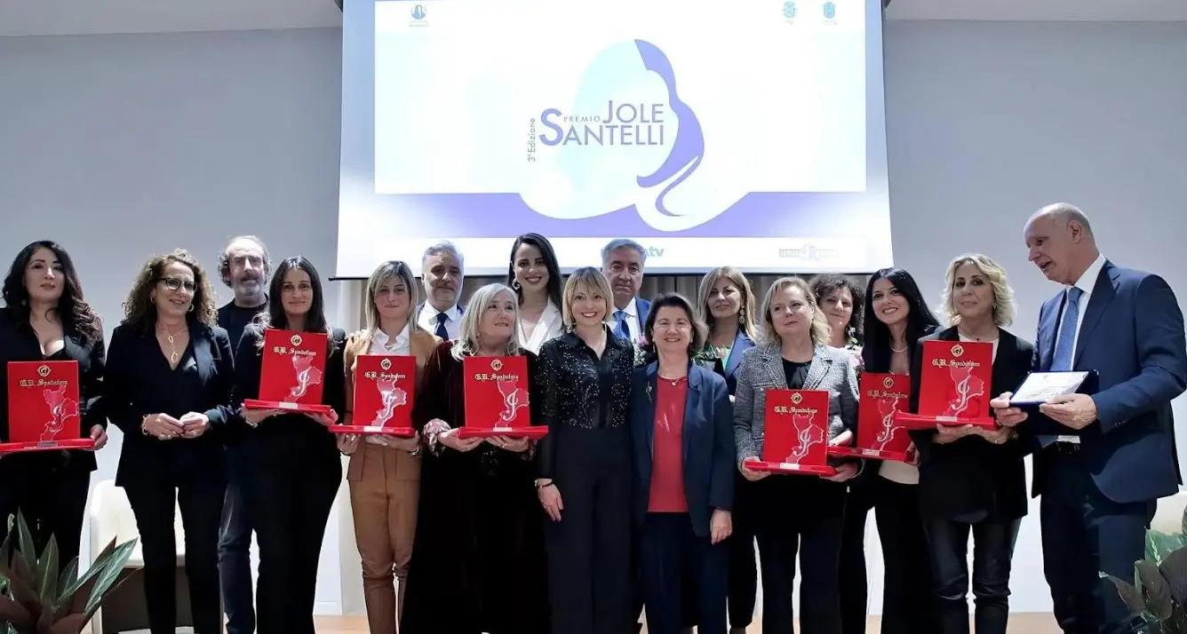 A Pizzo torna il Premio Jole Santelli: ecco chi sono le otto donne premiate. I promotori: «Celebriamo la Calabria al femminile»\n\n\n