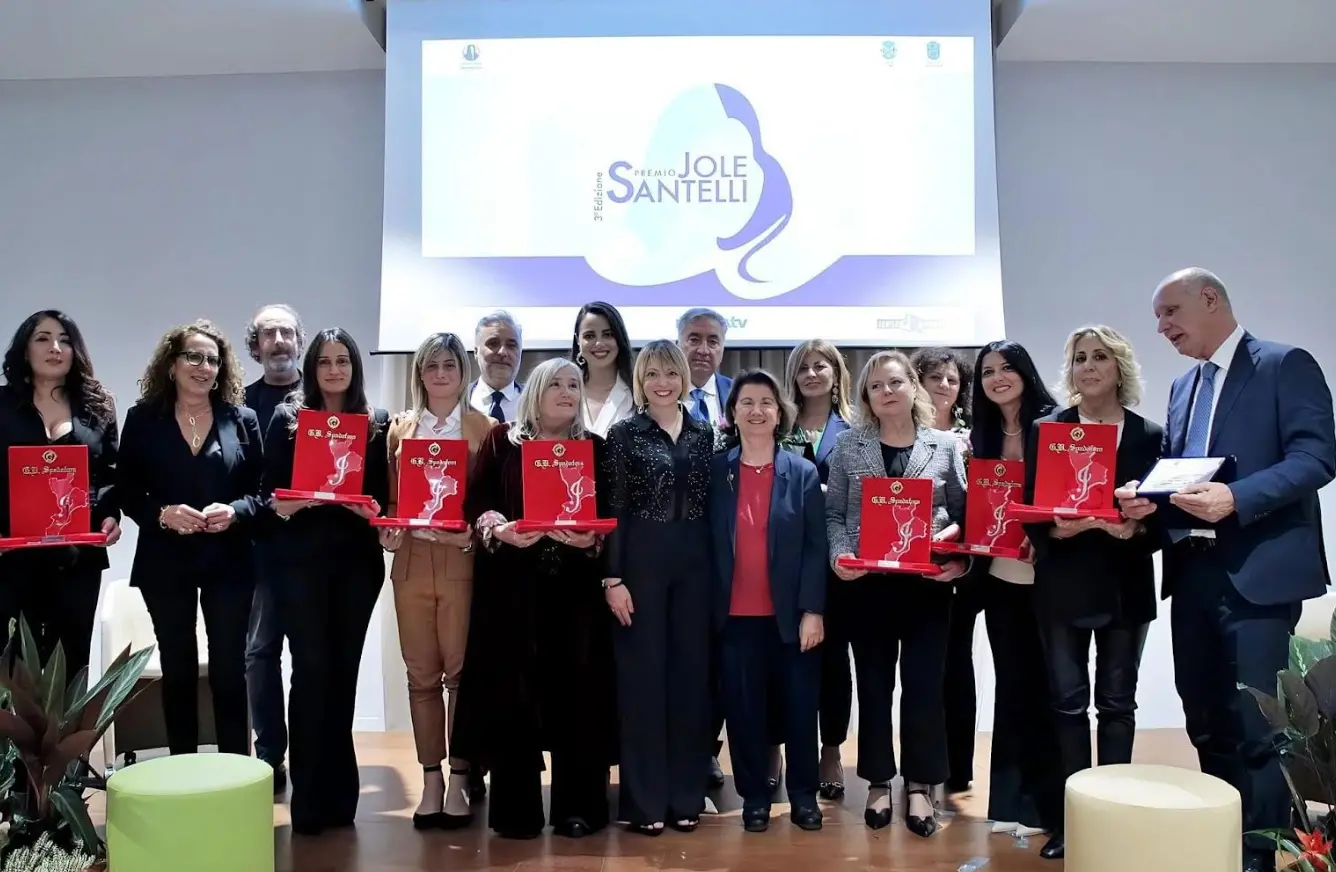 A Pizzo torna il Premio Jole Santelli: ecco chi sono le otto donne premiate. I promotori: «Celebriamo la Calabria al femminile»\n\n\n