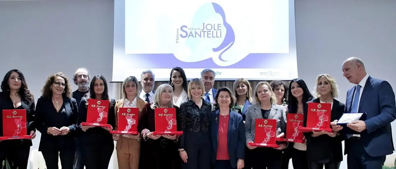 A Pizzo torna il Premio Jole Santelli: ecco chi sono le otto donne premiate. I promotori: «Celebriamo la Calabria al femminile»\n\n\n