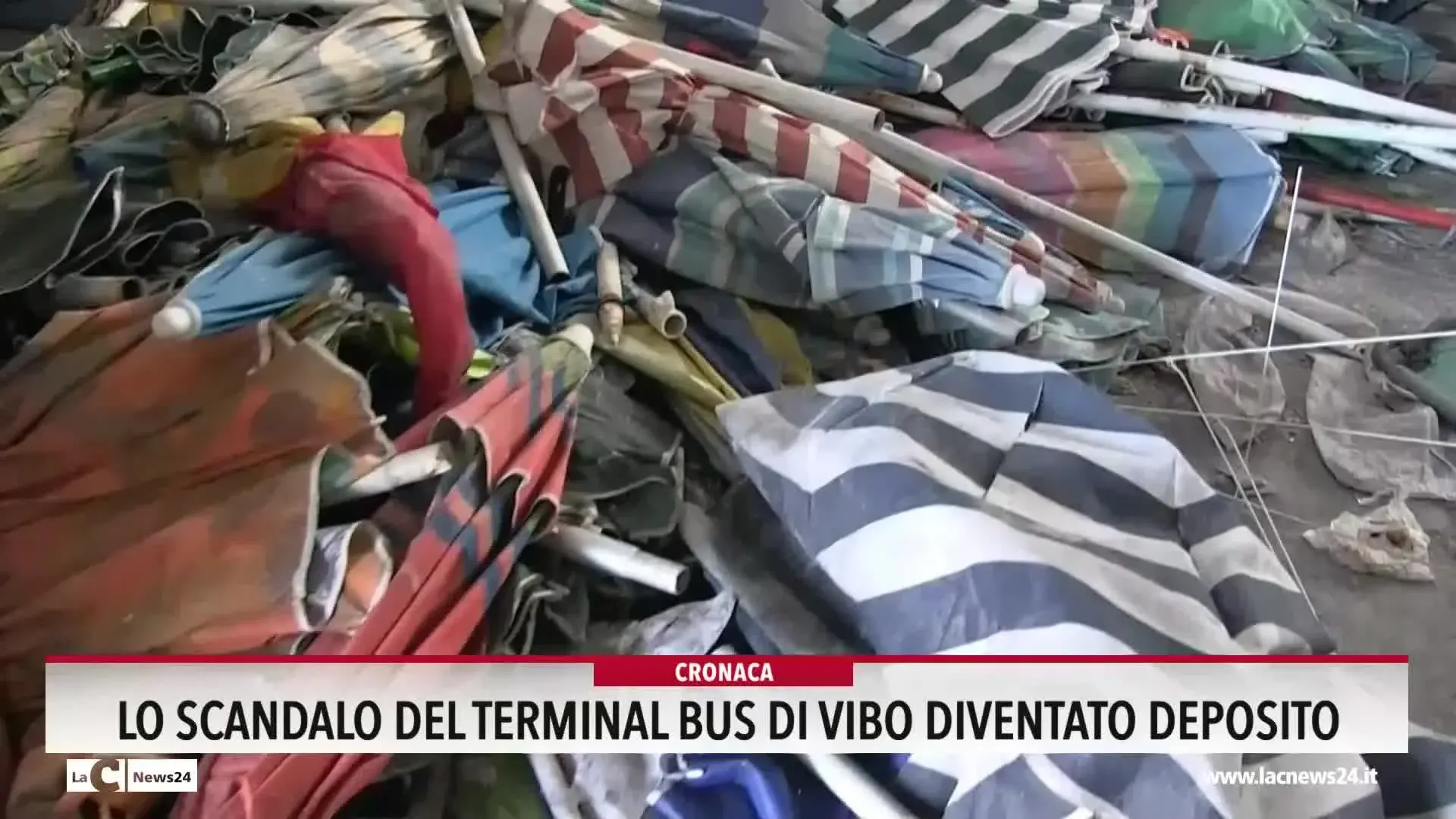 Lo scandalo del terminal bus di Vibo diventato deposito