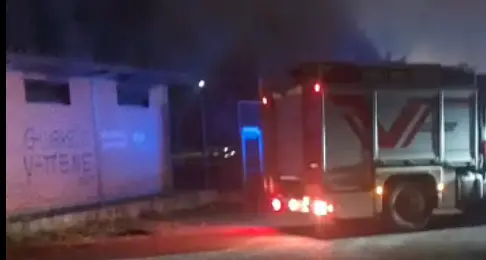 Rende,\u00A0incendio negli spogliatoi dei campetti: a fuoco “i beni comuni”\u00A0di Villaggio Europa