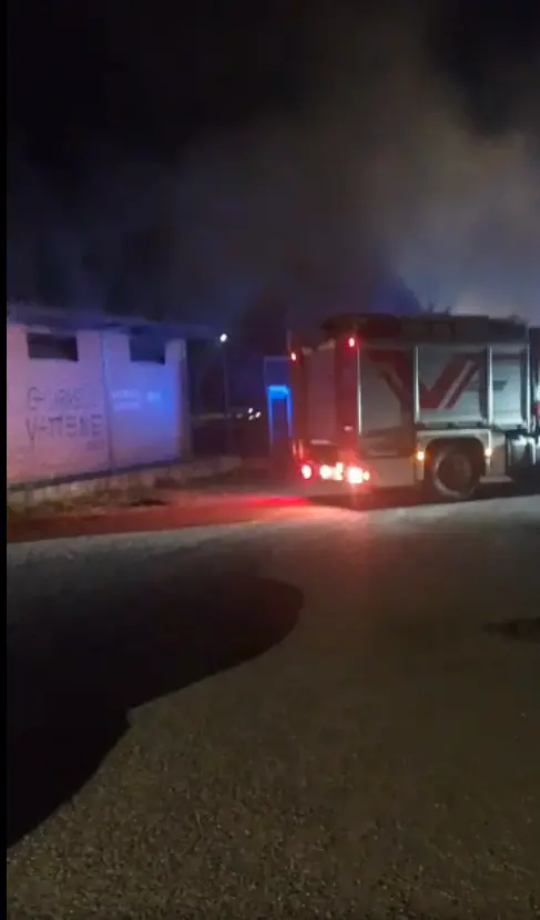 Rende,\u00A0incendio negli spogliatoi dei campetti: a fuoco “i beni comuni”\u00A0di Villaggio Europa
