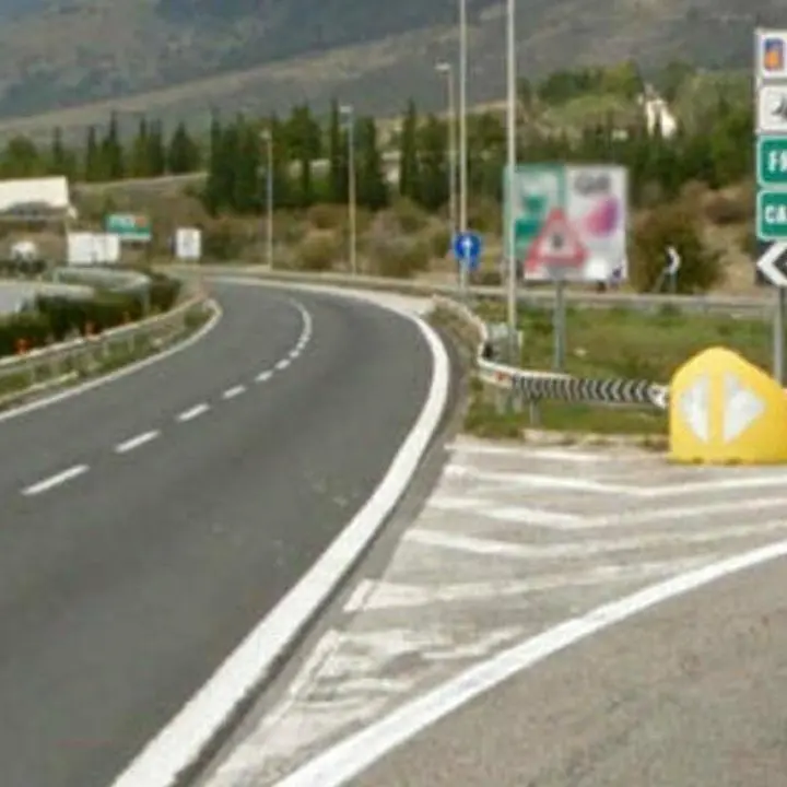 Incidente prima dell'uscita di Castrovillari, cantoniere investito e portato in ospedale
