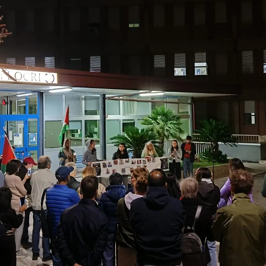 Medici morti a Gaza, flash mob anche davanti all’ospedale di Locri - FOTO