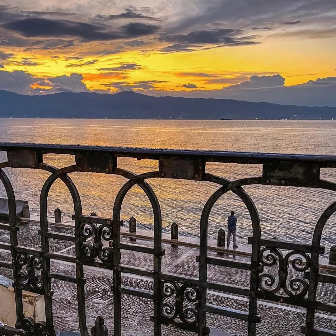 LA FOTO DEL GIORNO | Tra cielo e mare: il lungomare che custodisce storie