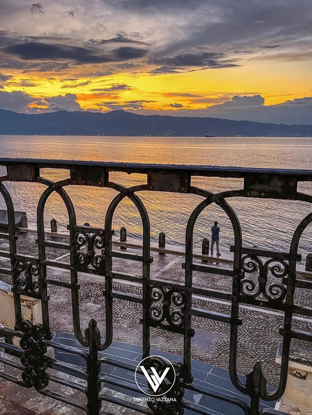 LA FOTO DEL GIORNO | Tra cielo e mare: il lungomare che custodisce storie