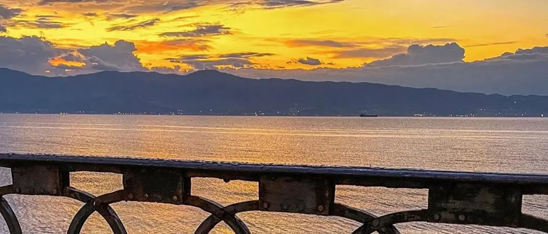 LA FOTO DEL GIORNO | Tra cielo e mare: il lungomare che custodisce storie
