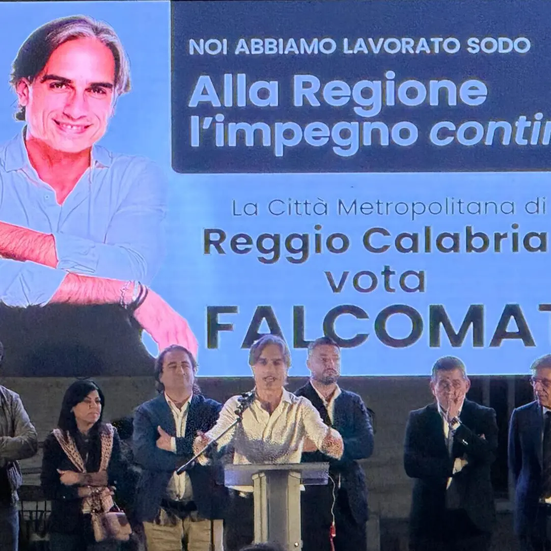Regionali, Falcomatà saluta la città nel comizio che segna la fine di un ciclo: «Questo è il mio abbraccio a Reggio» - FOTO