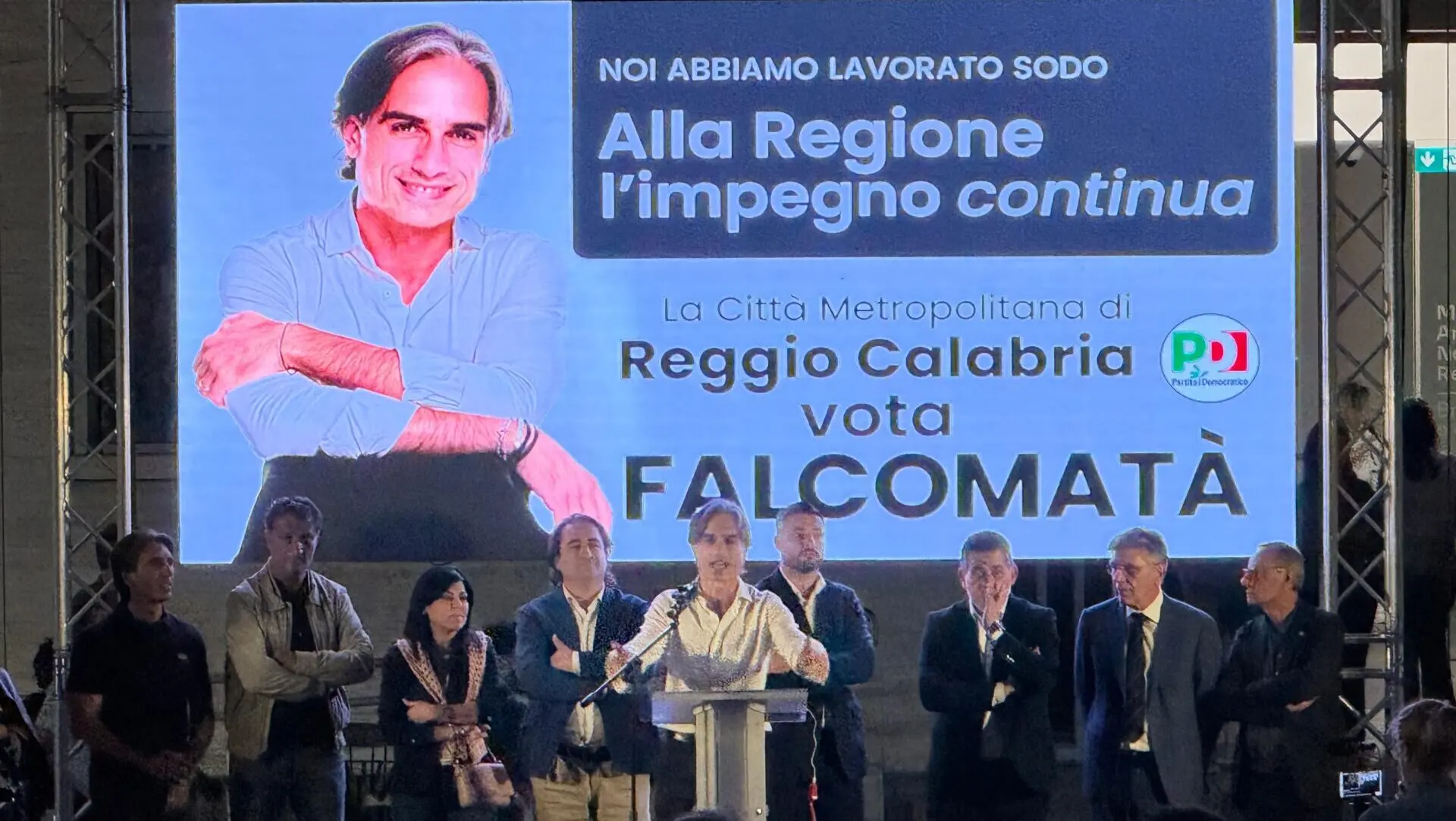 Regionali, Falcomatà saluta la città nel comizio che segna la fine di un ciclo: «Questo è il mio abbraccio a Reggio» - FOTO
