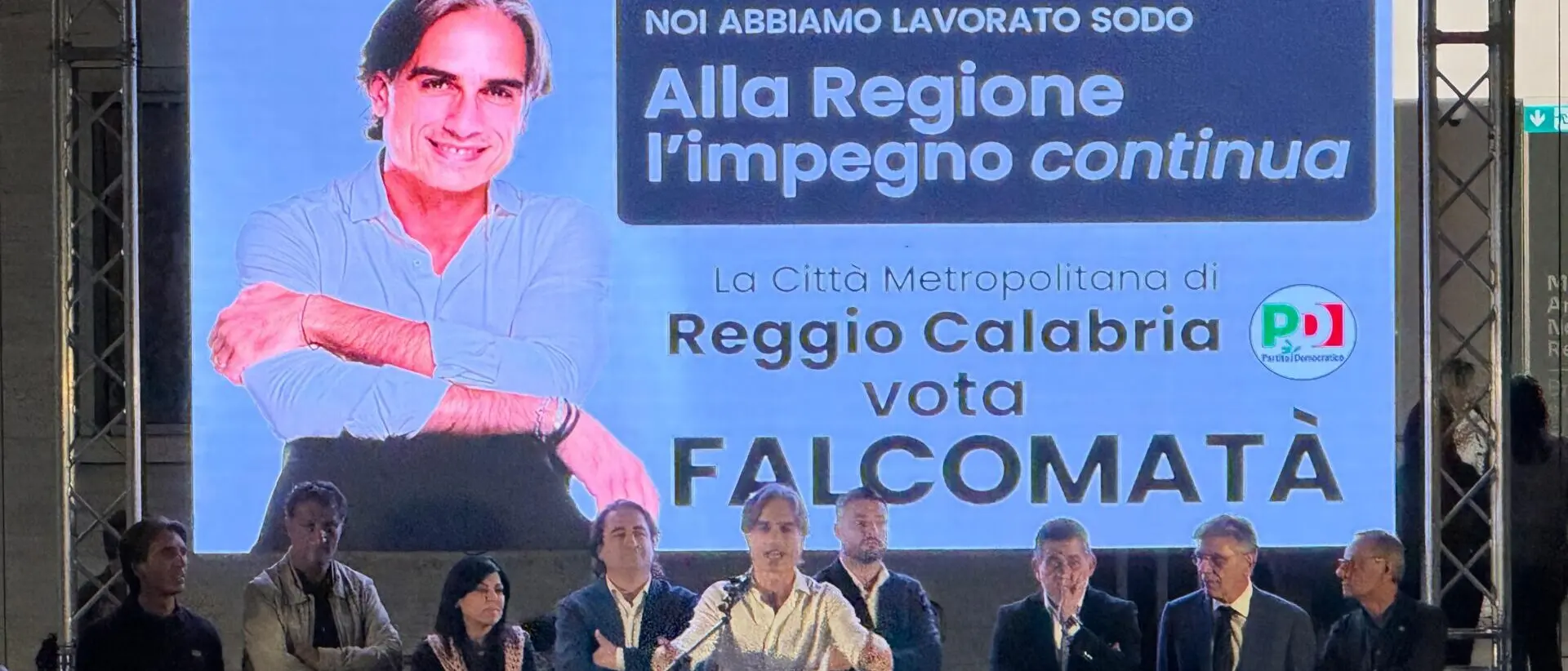 Regionali, Falcomatà saluta la città nel comizio che segna la fine di un ciclo: «Questo è il mio abbraccio a Reggio» - FOTO