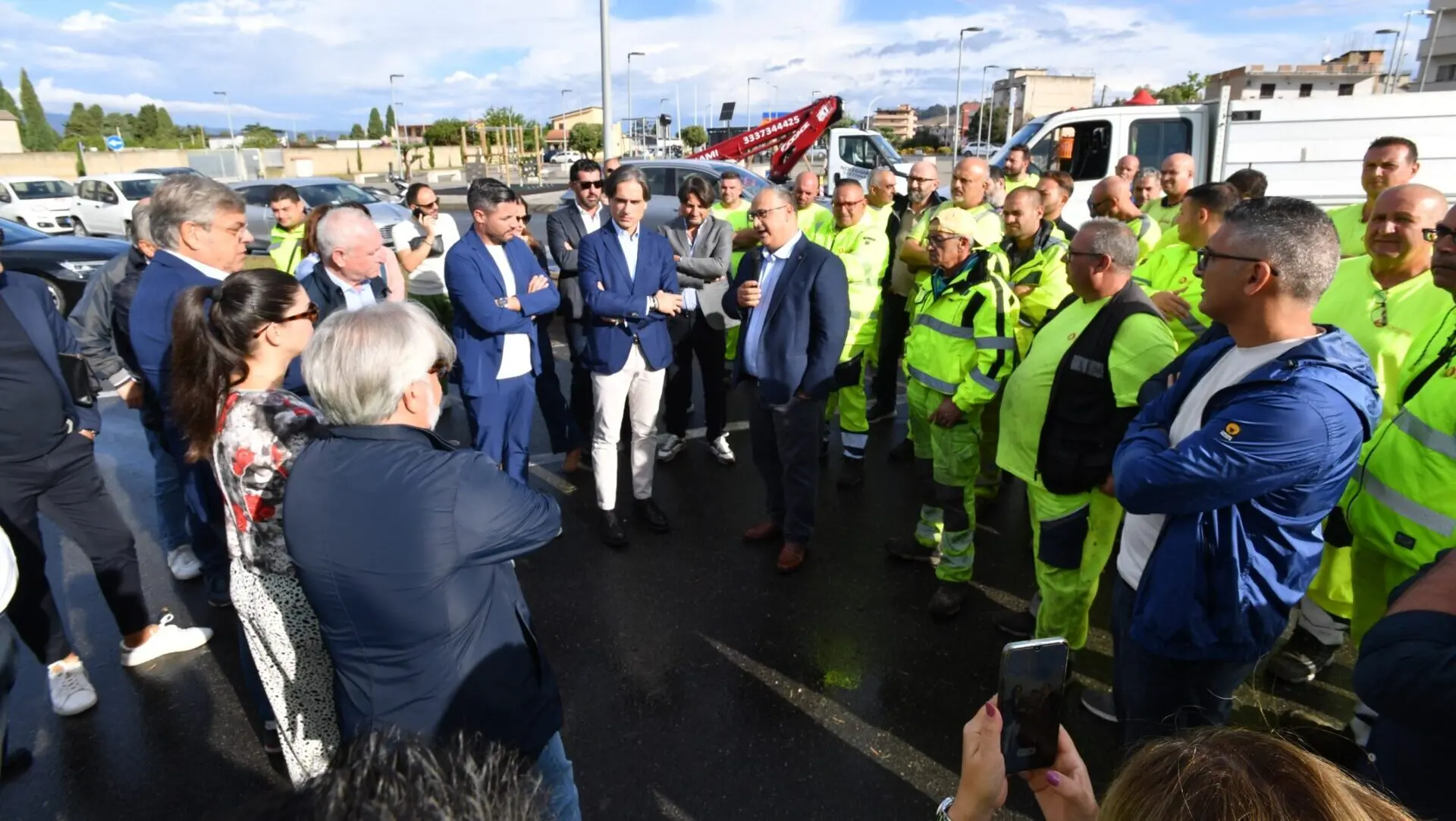 Falcomatà presenta il nuovo “tappabuche” di Castore: «Più servizi e meno spese per la città»