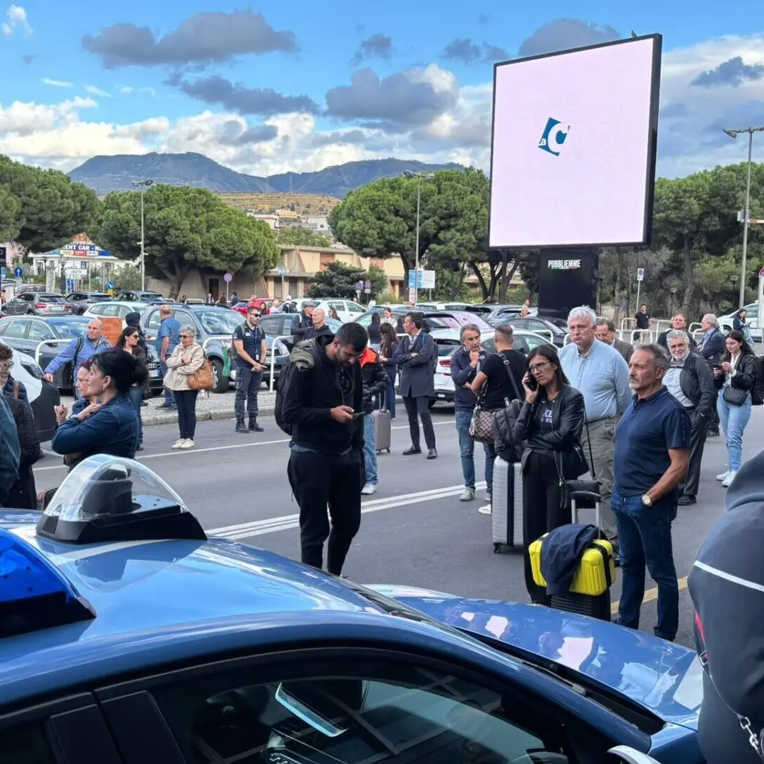 Allarme all’aeroporto dello Stretto, artificieri in azione per un bagaglio sospetto