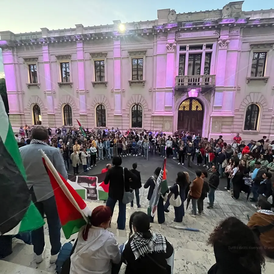 Genocidio a Gaza, a Reggio bandiere della Palestina sulla scalinata del teatro Cilea - FOTO