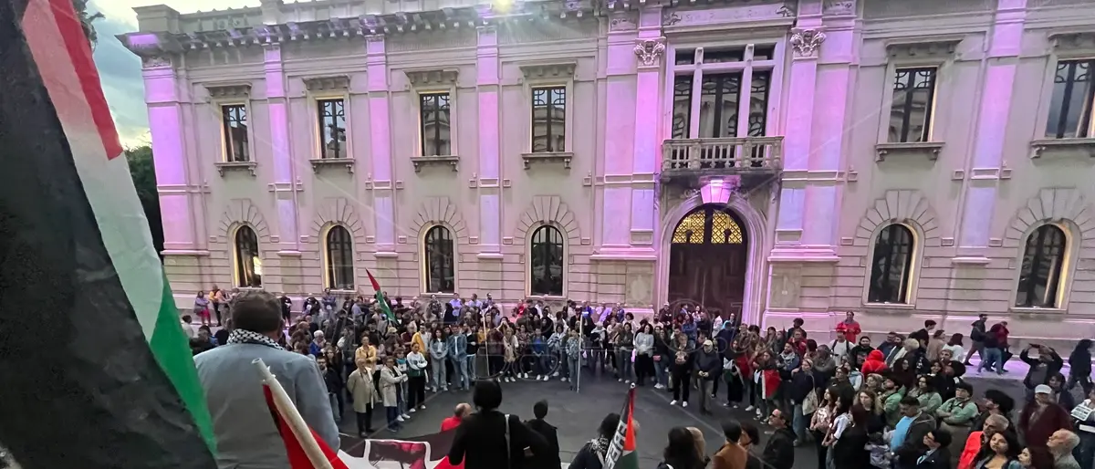 Genocidio a Gaza, a Reggio bandiere della Palestina sulla scalinata del teatro Cilea - FOTO