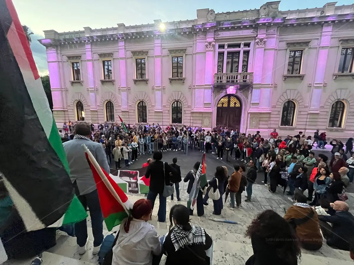 Genocidio a Gaza, a Reggio bandiere della Palestina sulla scalinata del teatro Cilea - FOTO