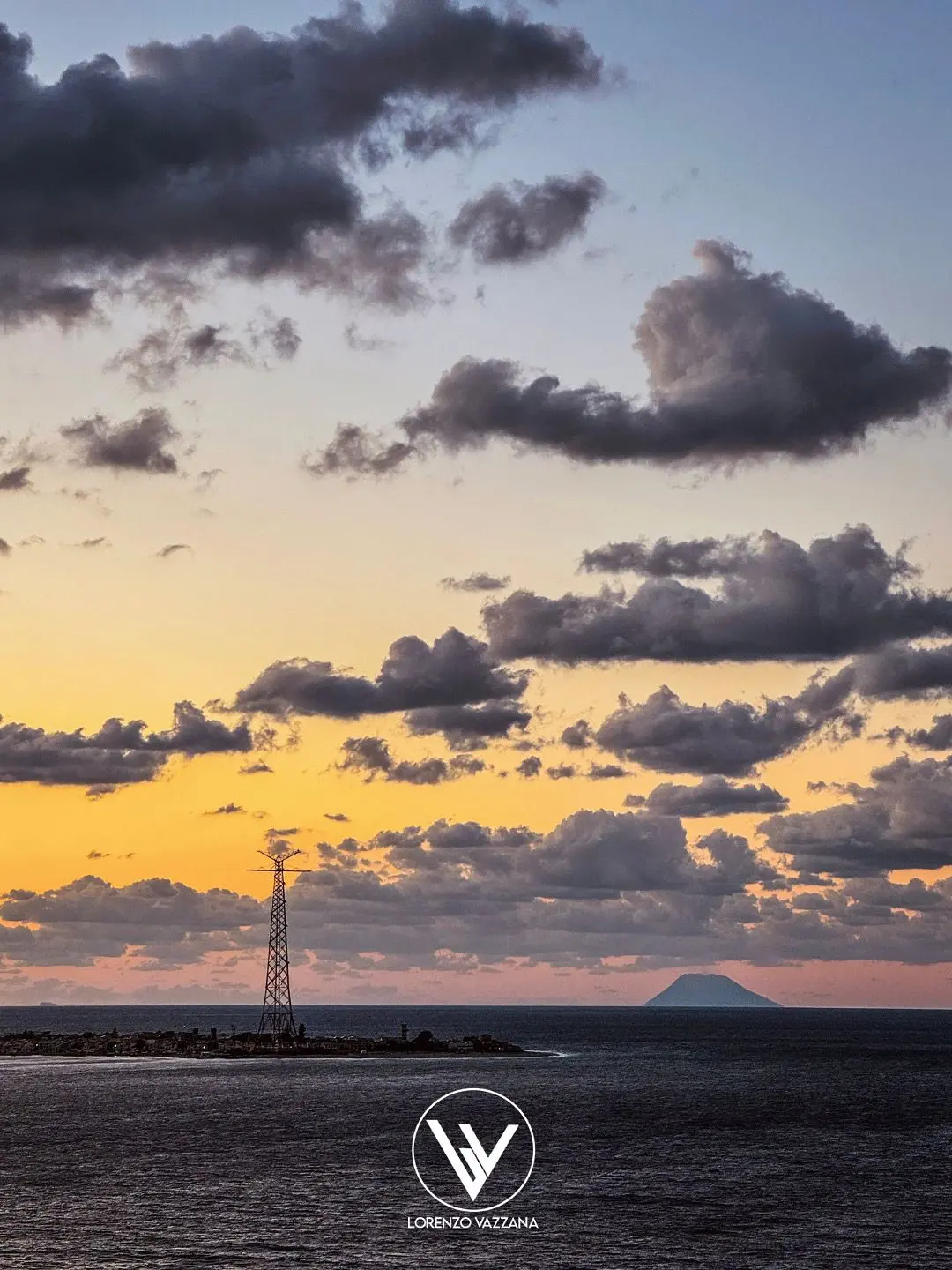 L’abbraccio del tramonto tra cielo, mare e Stromboli
