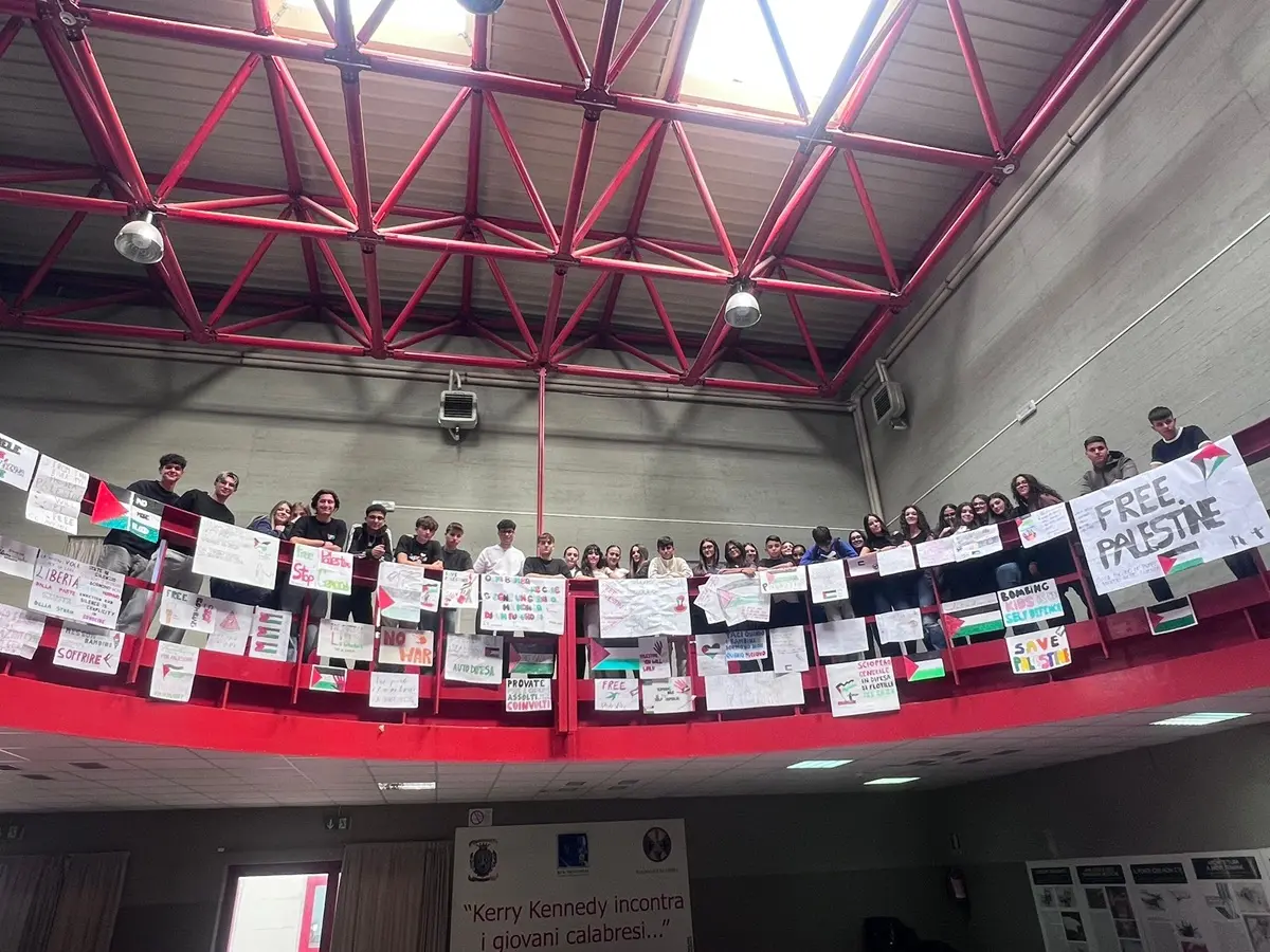 Locri, al liceo scientifico Zaleuco la riflessione sulla tragedia del popolo palestinese a Gaza - FOTO