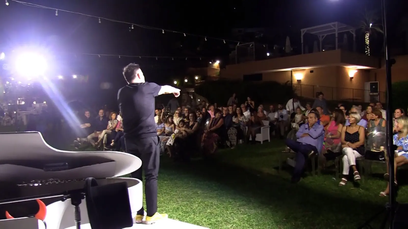 Un trionfo di risate e identità: l’Altafiumara Fest celebra Gennaro Calabrese e i suoi cento volti - VIDEO