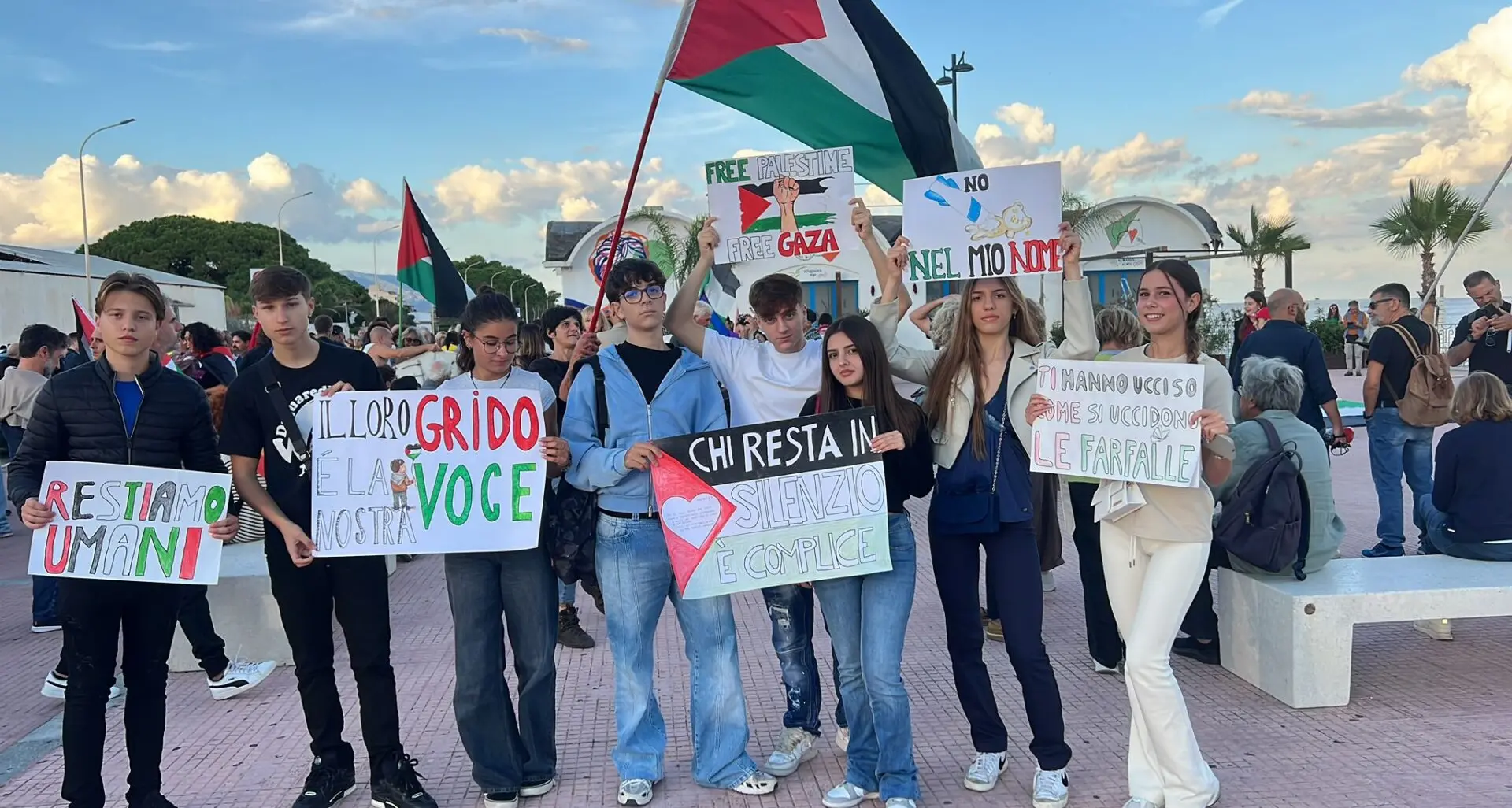 Dal letame può nascere un fiore, il risveglio delle coscienze per Gaza è anche la speranza che non sia solo un’illusione - FOTO