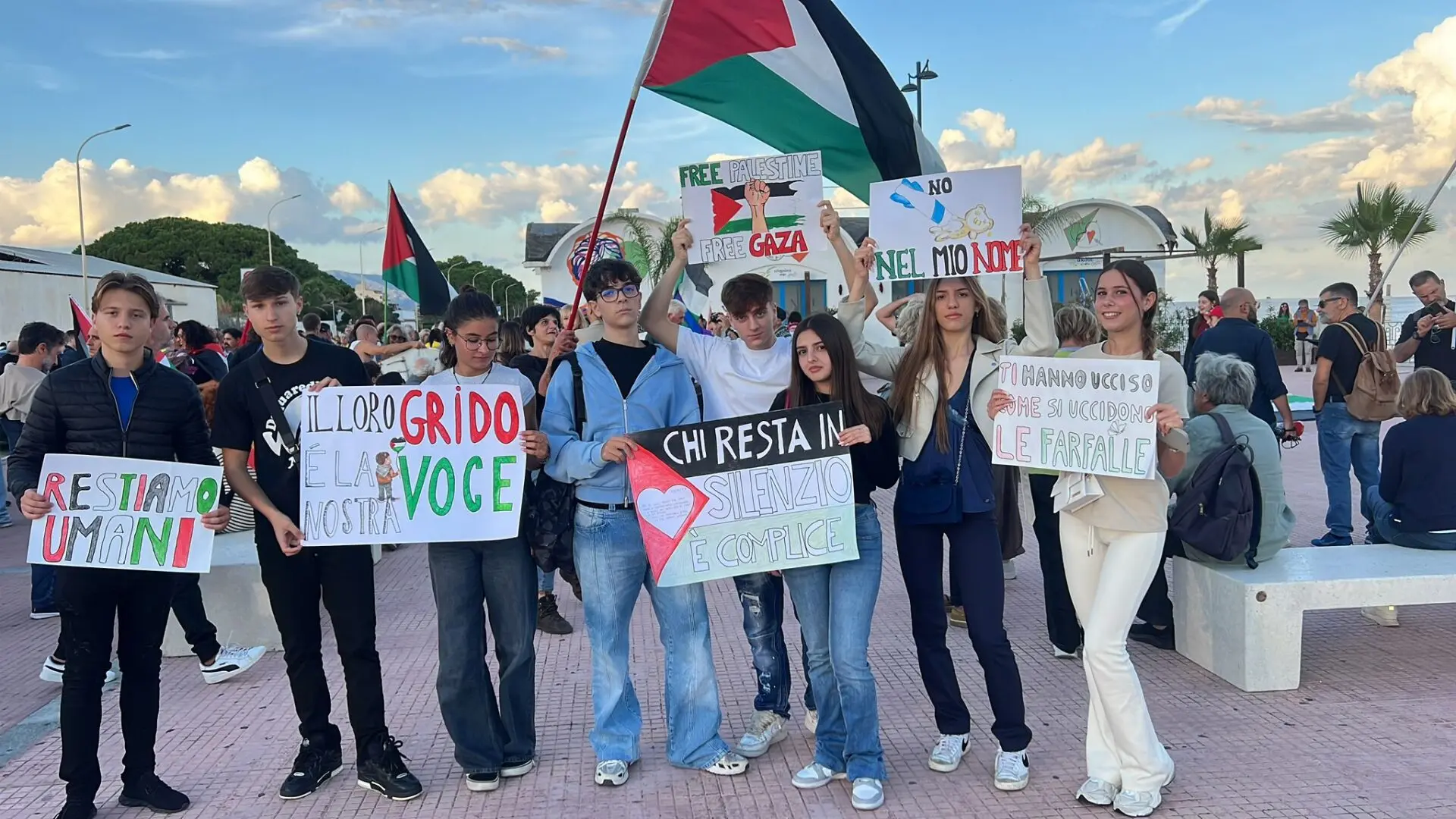 Dal letame può nascere un fiore, il risveglio delle coscienze per Gaza è anche la speranza che non sia solo un’illusione - FOTO