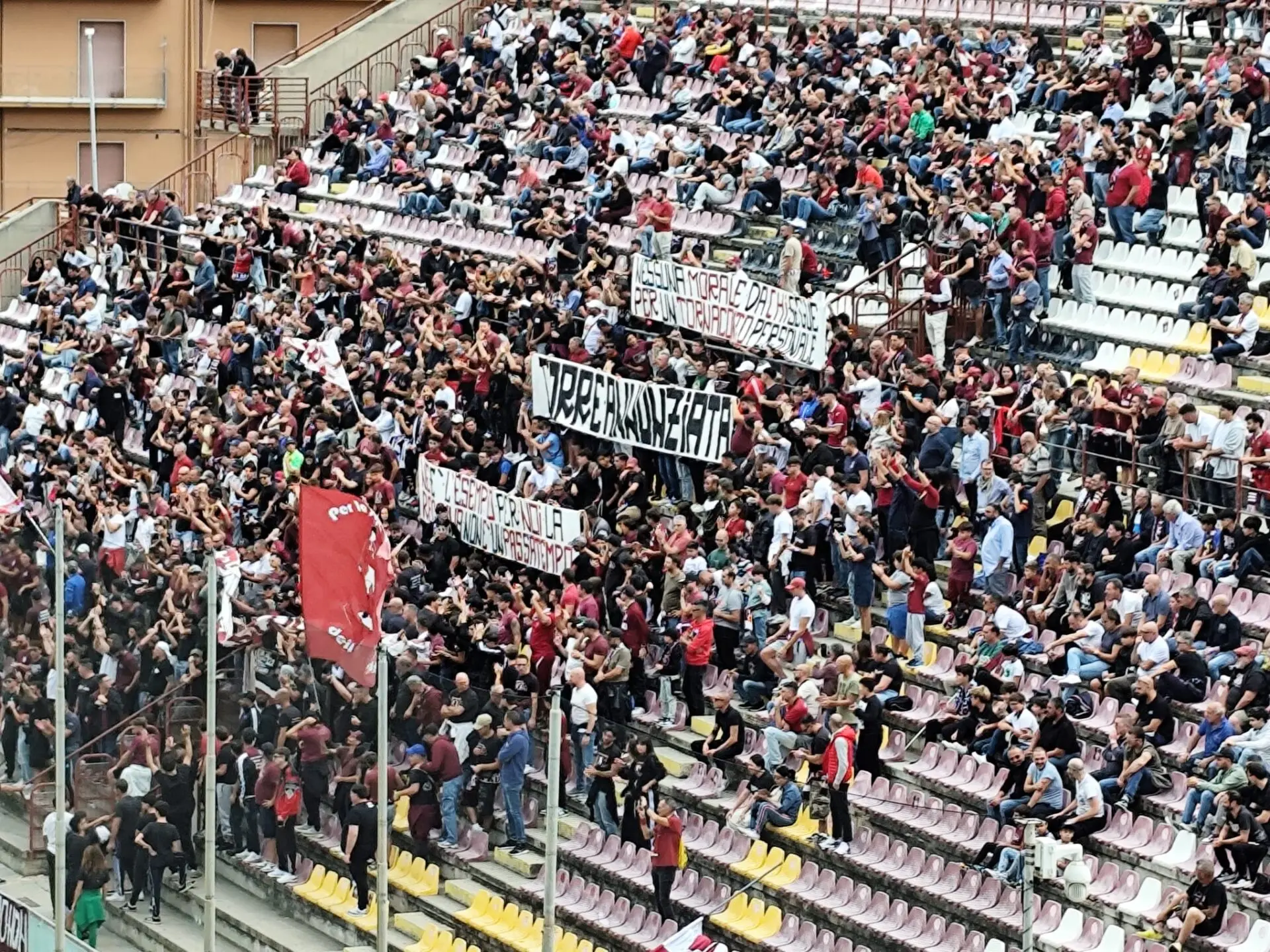 CALORE E COLORE | Gemellaggi, orgoglio e riscatto: la Curva Sud si riaccende