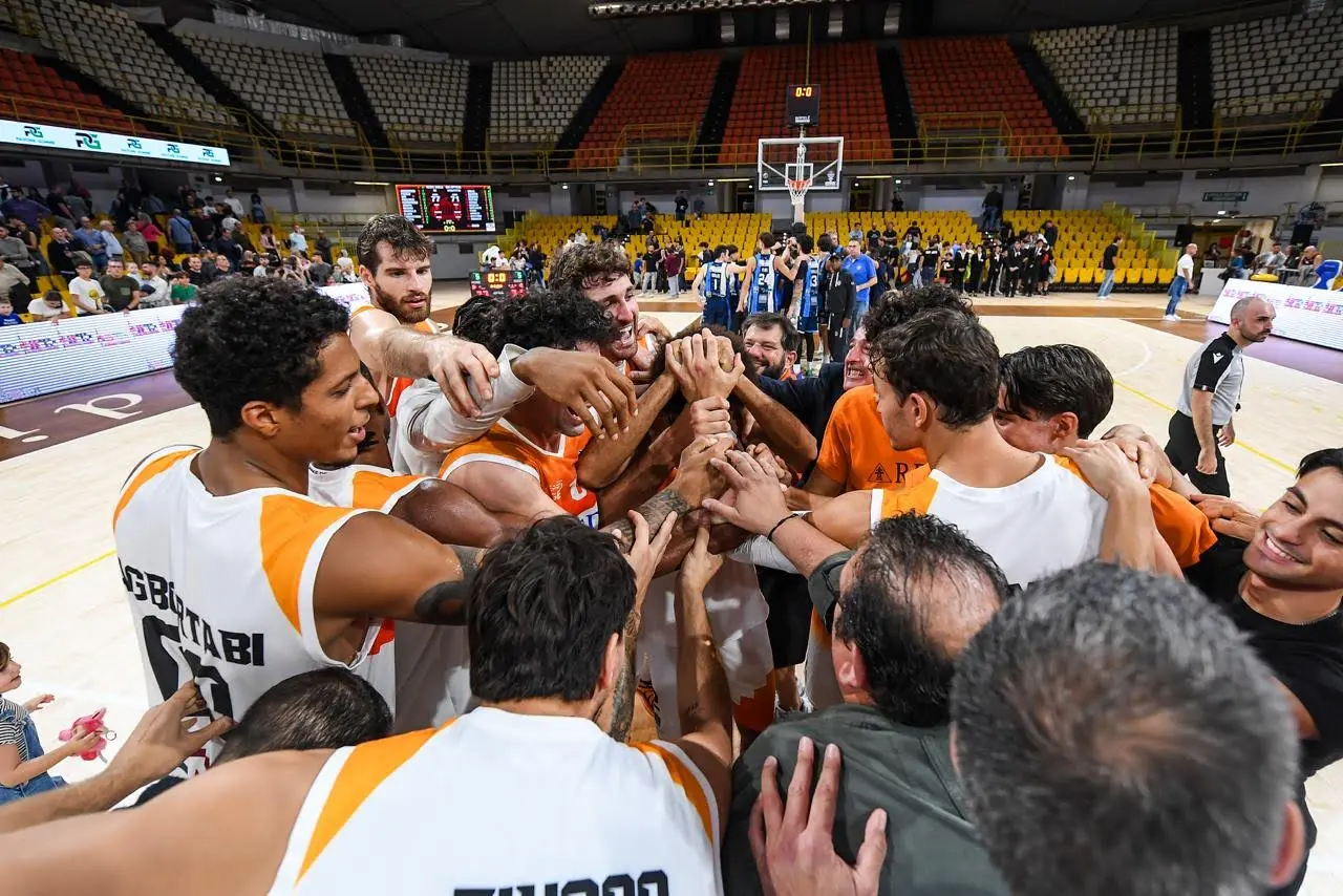 La Viola esulta contro Molfetta, 77-71 per il primo squillo in campionato