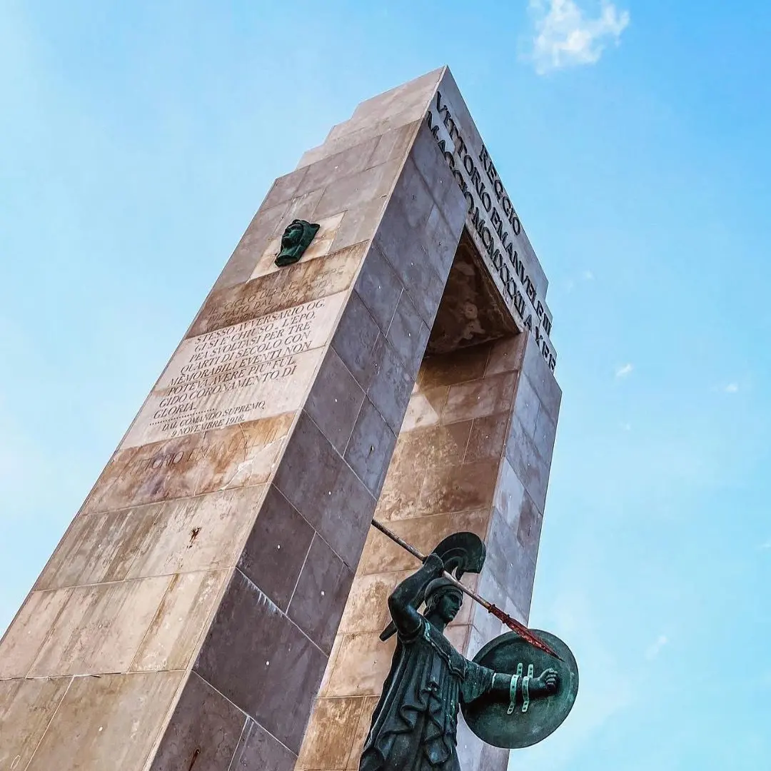 LA FOTO DEL GIORNO | Athena guarda la città