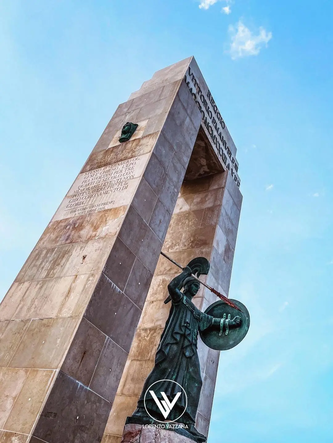 LA FOTO DEL GIORNO | Athena guarda la città