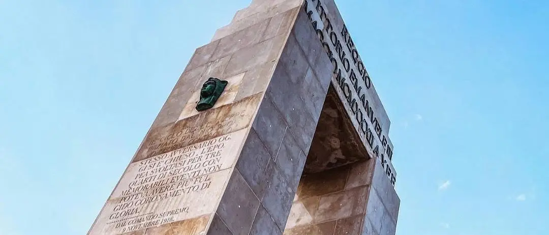 LA FOTO DEL GIORNO | Athena guarda la città