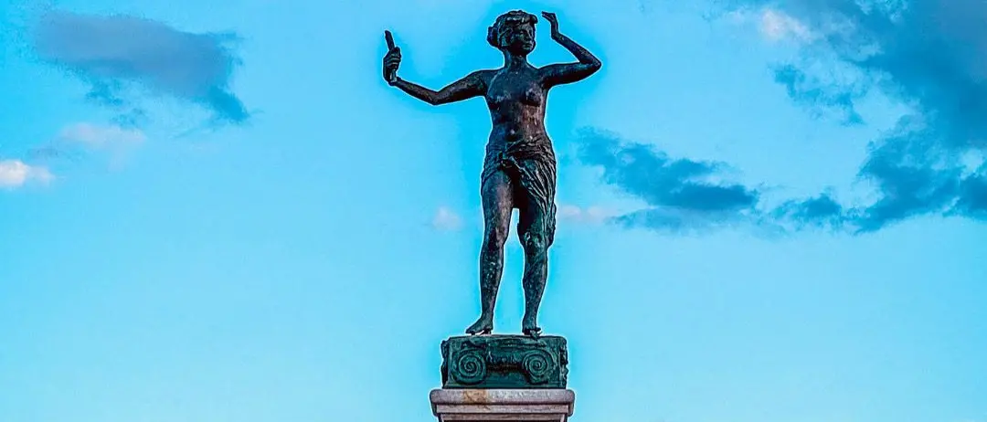 LA FOTO DEL GIORNO | Nosside al tramonto: poesia scolpita tra cielo e mare