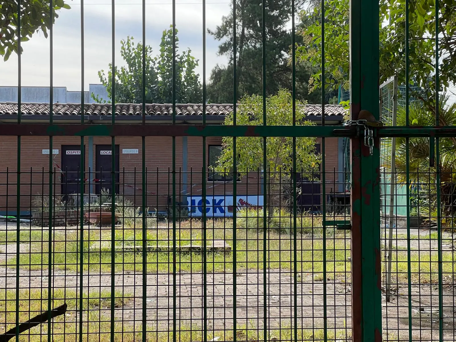 Rende, l’incendio a Villaggio Europa per le associazioni Beni Comuni «è un atto doloso»