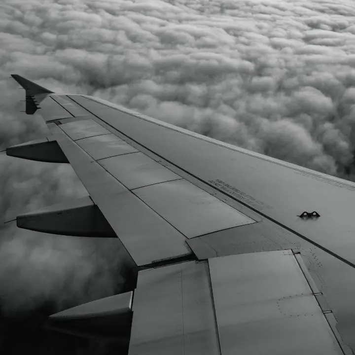 Una strage mancata per sei minuti: volo Ryanair Pisa–Glasgow atterra d’emergenza a Manchester per carenza di carburante\n