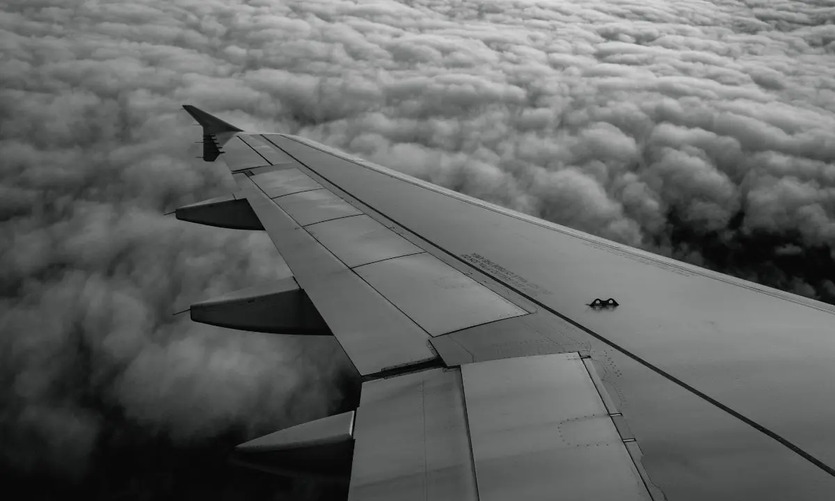 Una strage mancata per sei minuti: volo Ryanair Pisa–Glasgow atterra d’emergenza a Manchester per carenza di carburante\n