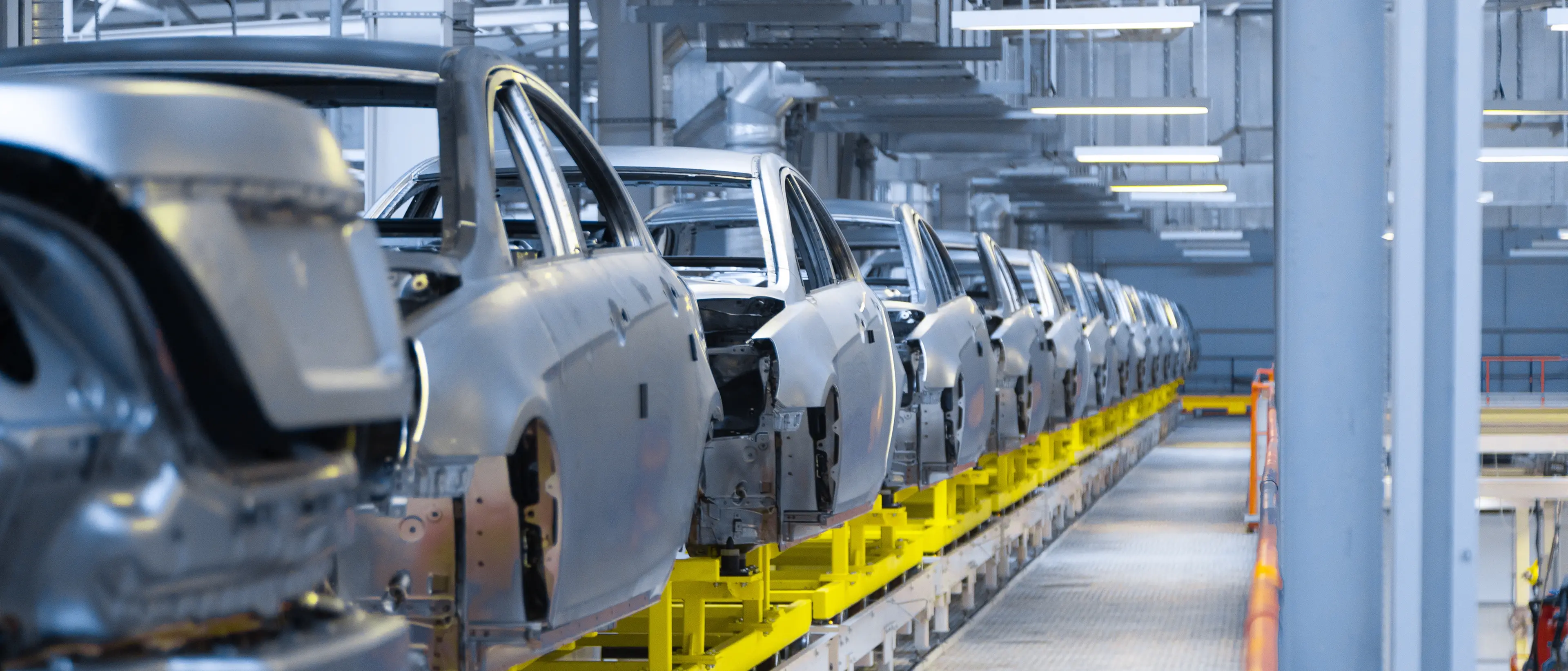 Produzione industriale in calo, si torna ai livelli del 2020:\u00A0solo farmaci e trasporti evitano il tracollo\n