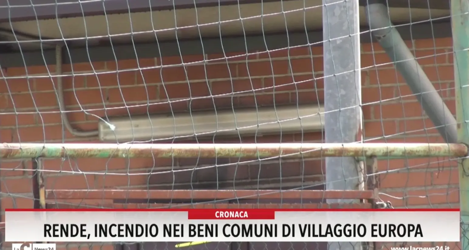 Rende, incendio nei beni comuni di villaggio Europa