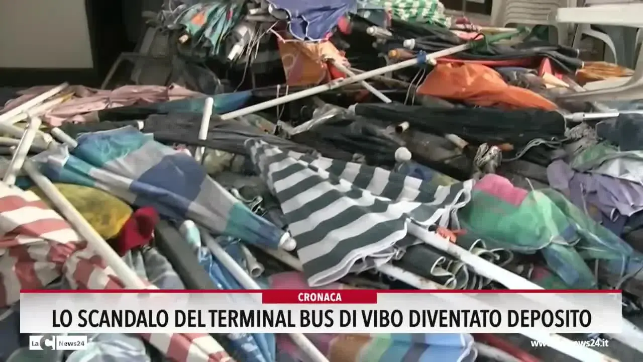 Lo scandalo del terminal bus di Vibo diventato deposito