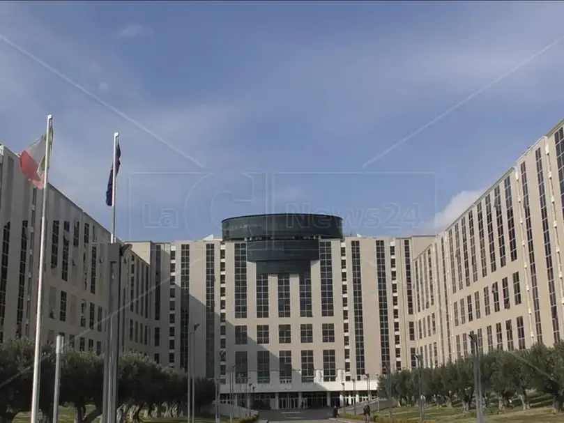 Occhiuto rinvia la rivoluzione dei dipartimenti regionali: proroga lampo in giunta, attesi i bandi per i dirigenti