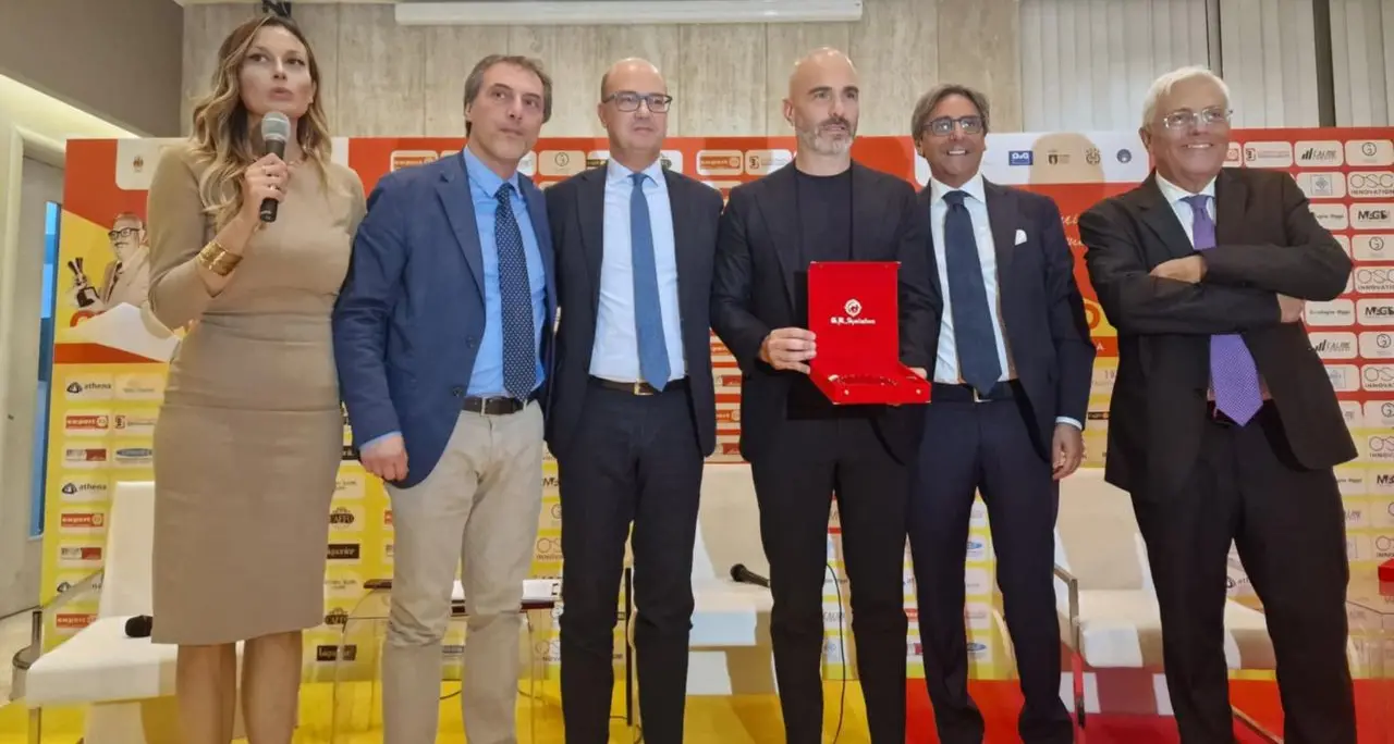 Premio sportivo \"Nicola Ceravolo\", sfilata di grande calcio a Catanzaro. Premiato Maresca: «Un\u00A0onore essere qui»\n