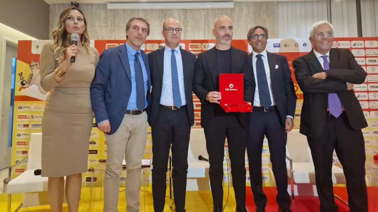 Premio sportivo \"Nicola Ceravolo\", sfilata di grande calcio a Catanzaro. Premiato Maresca: «Un\u00A0onore essere qui»\n