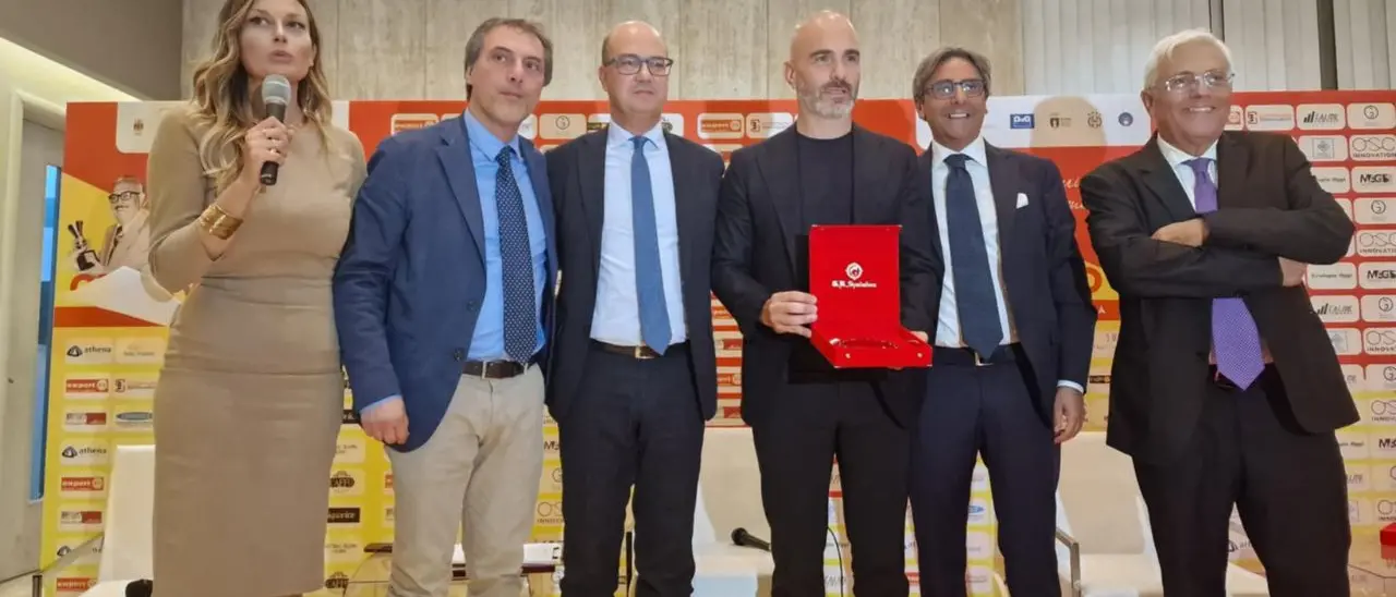 Premio sportivo \"Nicola Ceravolo\", sfilata di grande calcio a Catanzaro. Premiato Maresca: «Un\u00A0onore essere qui»\n