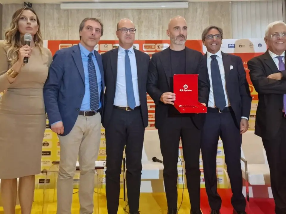 Premio sportivo \"Nicola Ceravolo\", sfilata di grande calcio a Catanzaro. Premiato Maresca: «Un onore essere qui»
