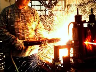 L’industria italiana frena ad agosto: calo della produzione sotto la pressione dei dazi e della domanda estera debole